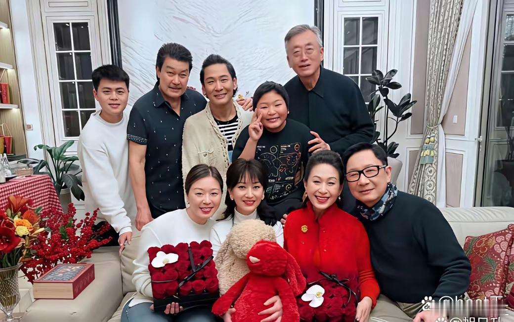 72岁赵雅芝与80岁老公团聚晒照，状态好到离谱，堪称保养奇迹