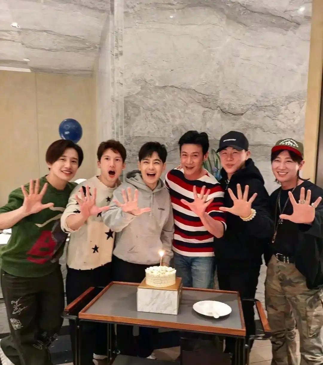 哇哦，没想到陆毅50岁生日照阵容这么豪华：为他庆生的艺人居然有清新俊逸的伯远，香