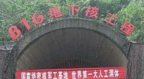 1966年2月，毛主席单独召见周总理。会谈时，主席突然靠近总理，压低声音