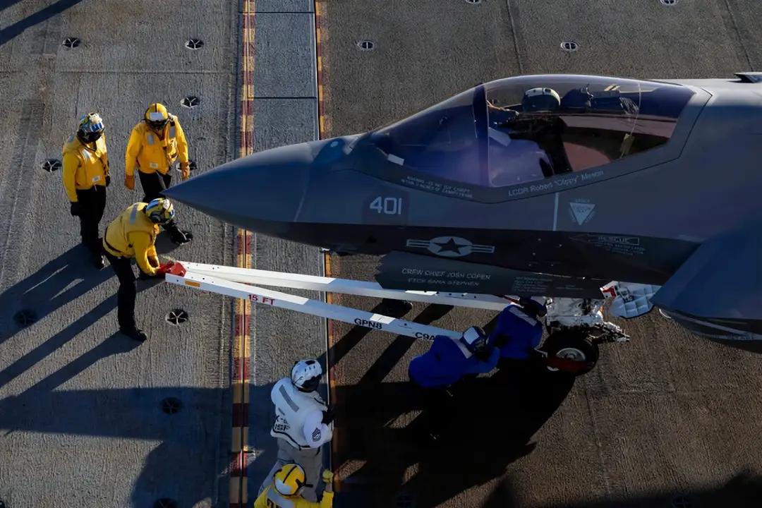 美国海军:这下终于追上中国海军了！日前F-35C隐身舰载机首次在福特级航空母