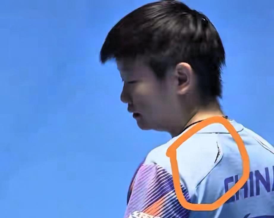 孙颖莎的球衣又“破”了？别再盯着看了，真相是她的肌肉，把设计撑成了“bug”。