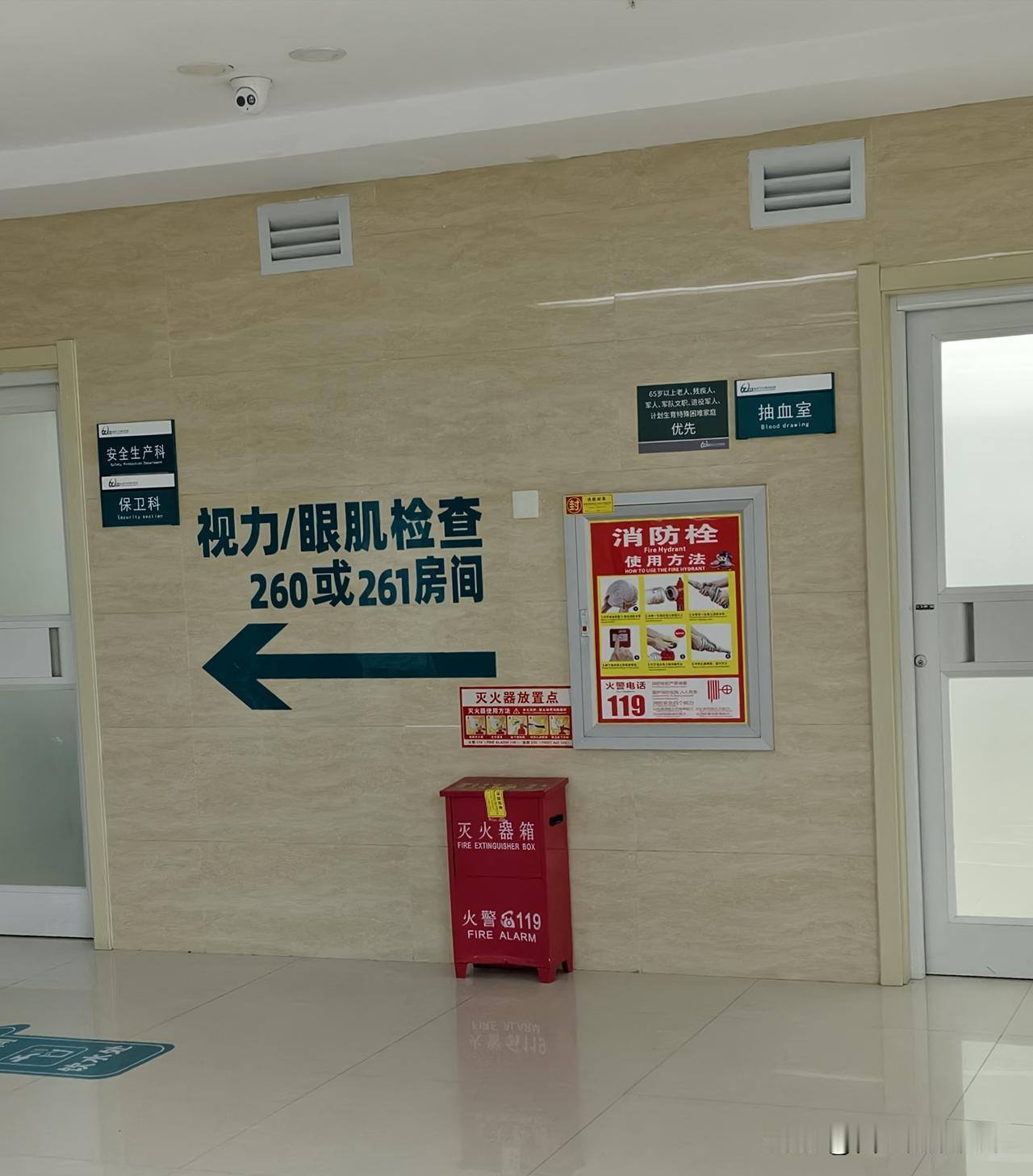 陪老人看眼科，排队的时候发现一个怪现象，来看病的老人们，没有一个戴眼镜的，反之，