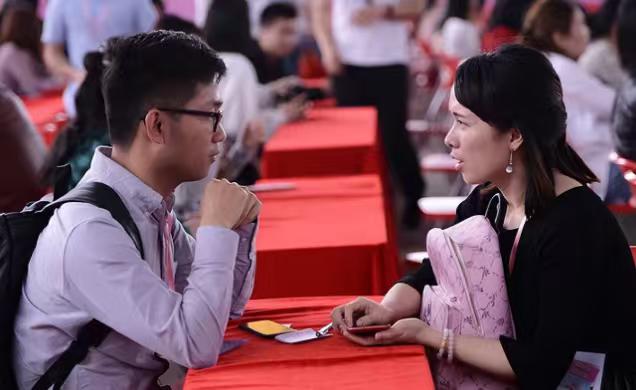 最近看到一组挺扎心的数据——2025年上半年,全国结婚登记353.9万对,看起来