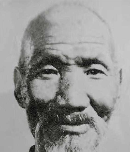 1937年，甘肃安西县，马家军绑住一名老道士，当着他面活活开膛破腹一名小道士，逼