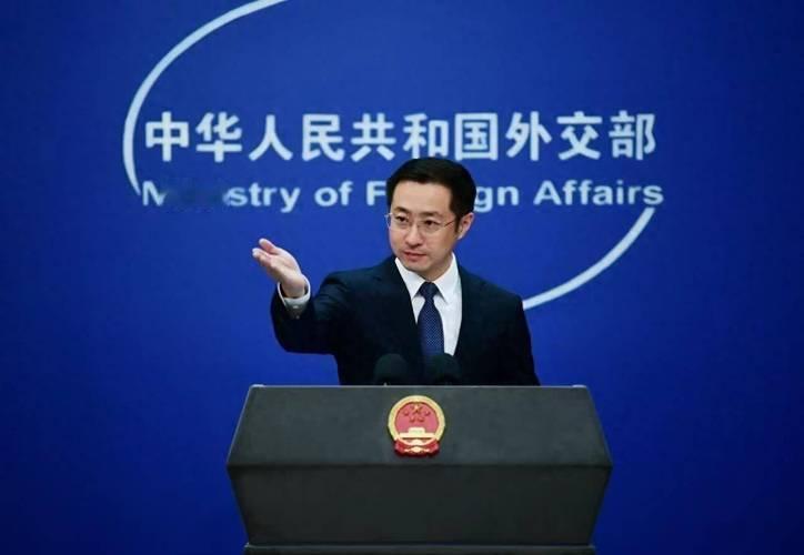 美：老弟呀！有事跟你商量。熊猫：啥事？美：你跟俄罗斯买油的事得停了。熊猫