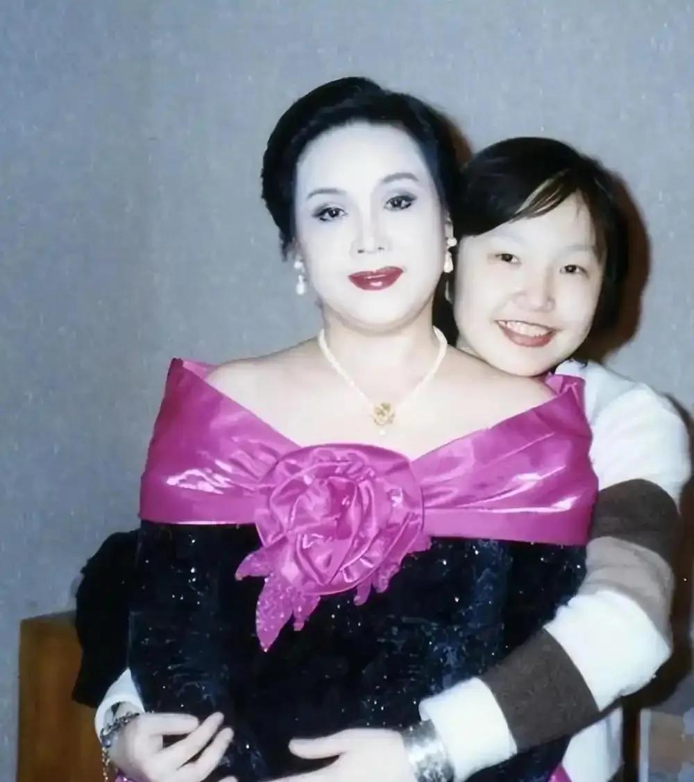 82岁的李谷一在北京安享晚年，身边有50岁单身未嫁的女儿肖一悉心照料，画面满是温