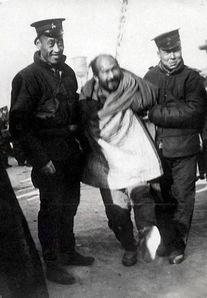 1928年，一名昔日烧杀抢掠的马匪被执行枪决，他没有被当时阵仗吓坏，笑着应对即将