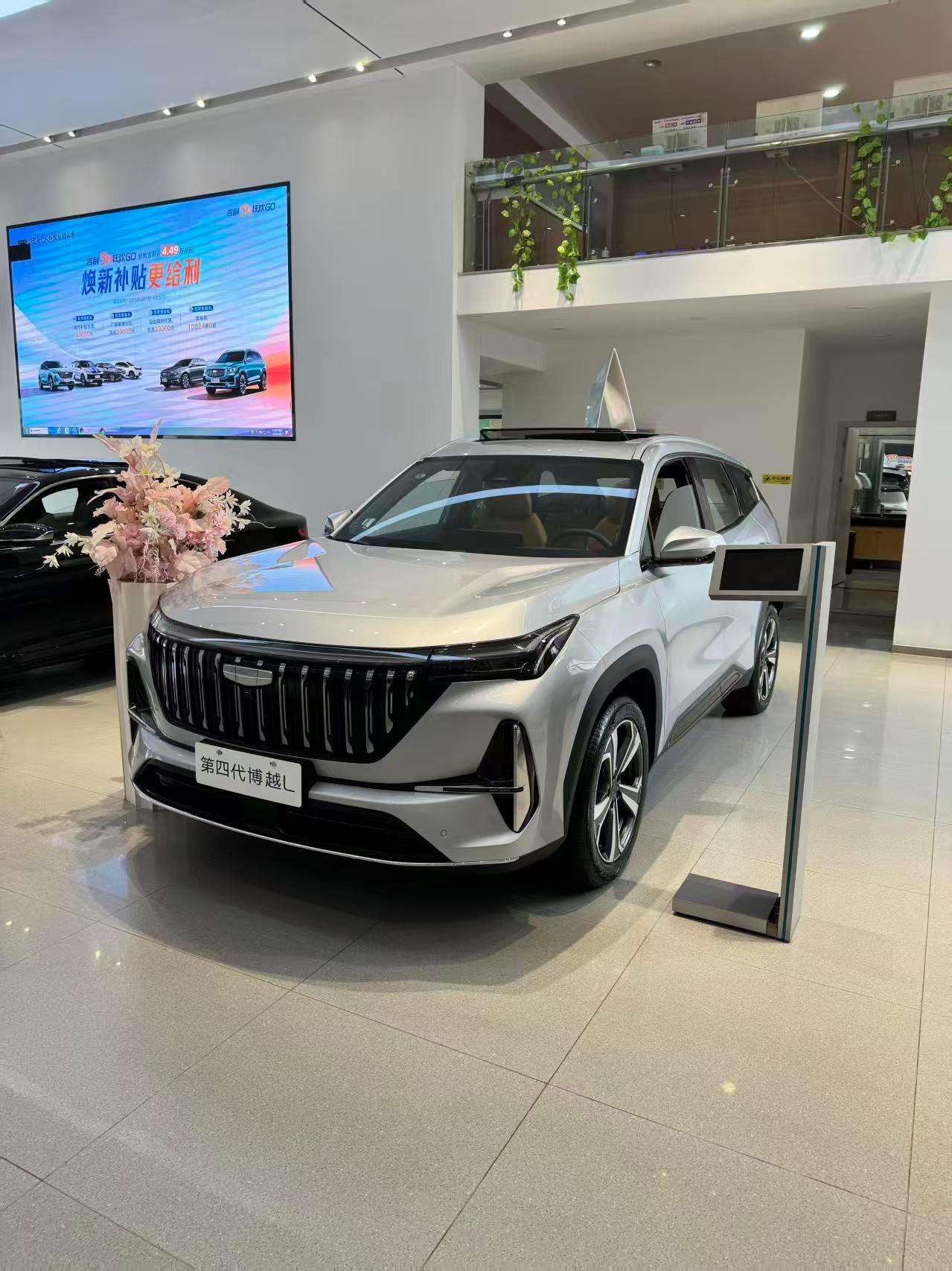 这款家用SUV销量一直很稳，说明大家认可。空间实用，智能座舱反应流畅，开着它接送