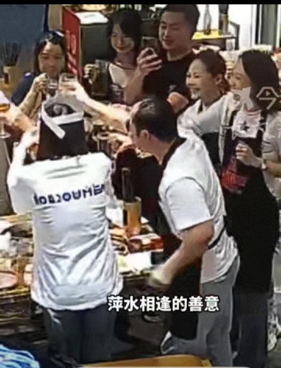 太暖心！四川成都，一女子独自在店内吃火锅庆生，本以为女子要过一个孤单的生日了，结