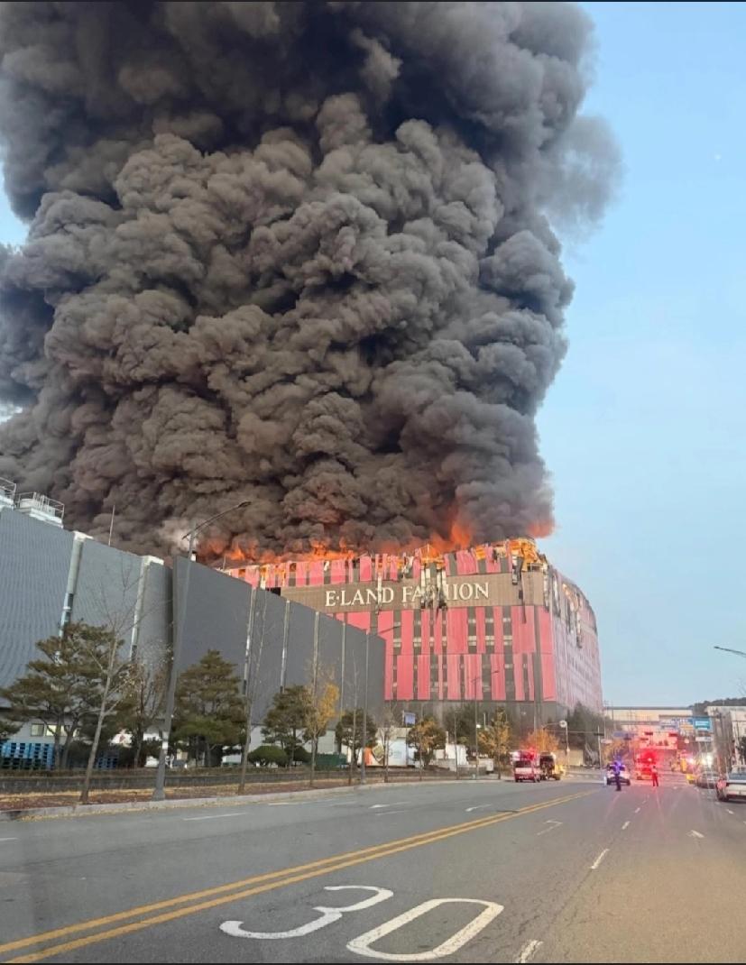 南韩忠清南道天安市衣恋集团（E-LAND）物流中心15日清晨惊传大火，整座建筑物