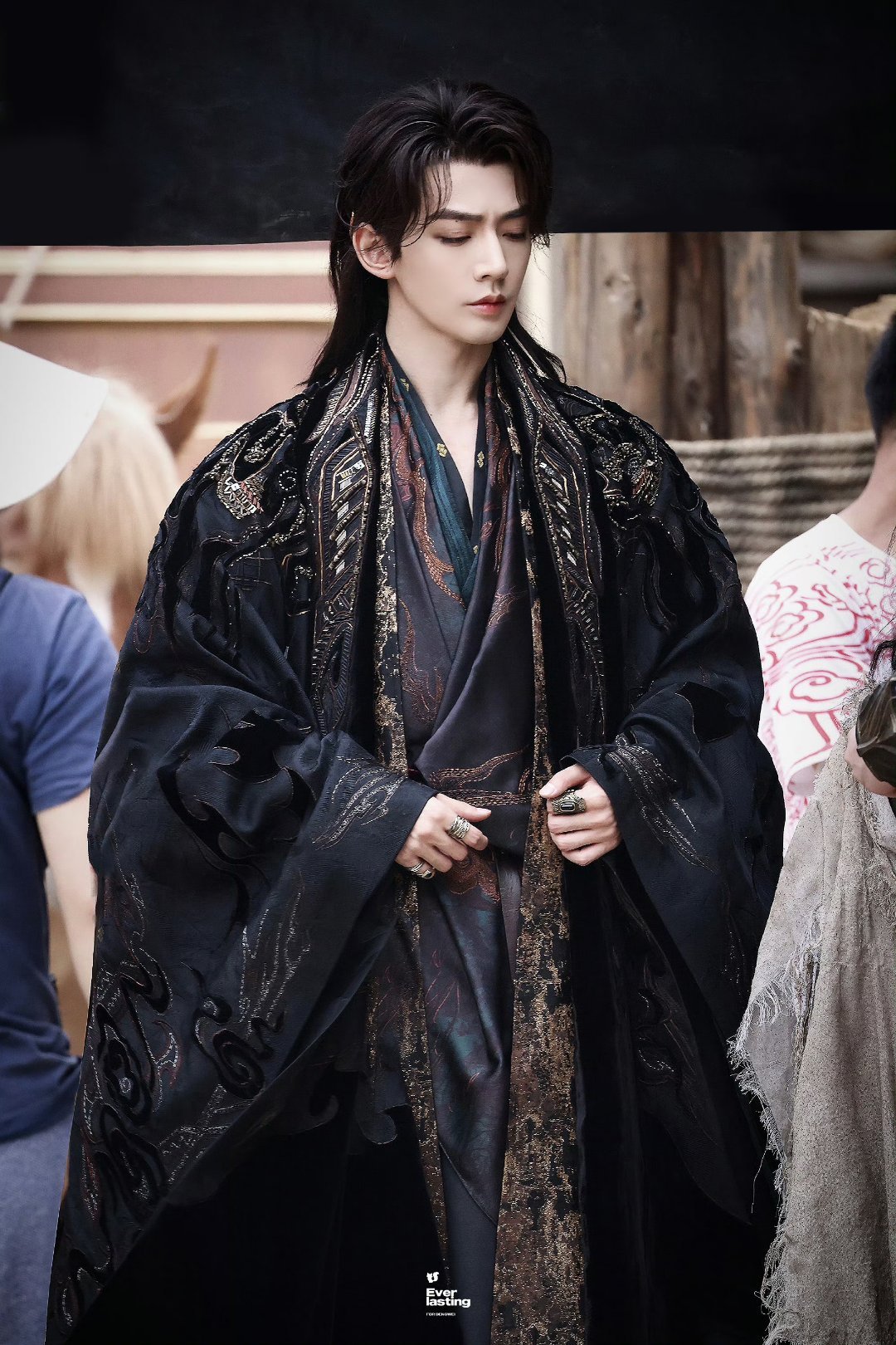 超话大赏·2025人气口碑剧演员不断挑战多样角色，突破自我边界。他用心揣摩，用