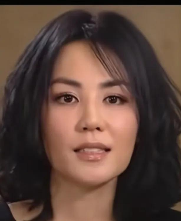 遇见王菲：窥见洒脱灵魂的一角在娱乐圈这个大染缸中，王菲是独特的存在，她站在