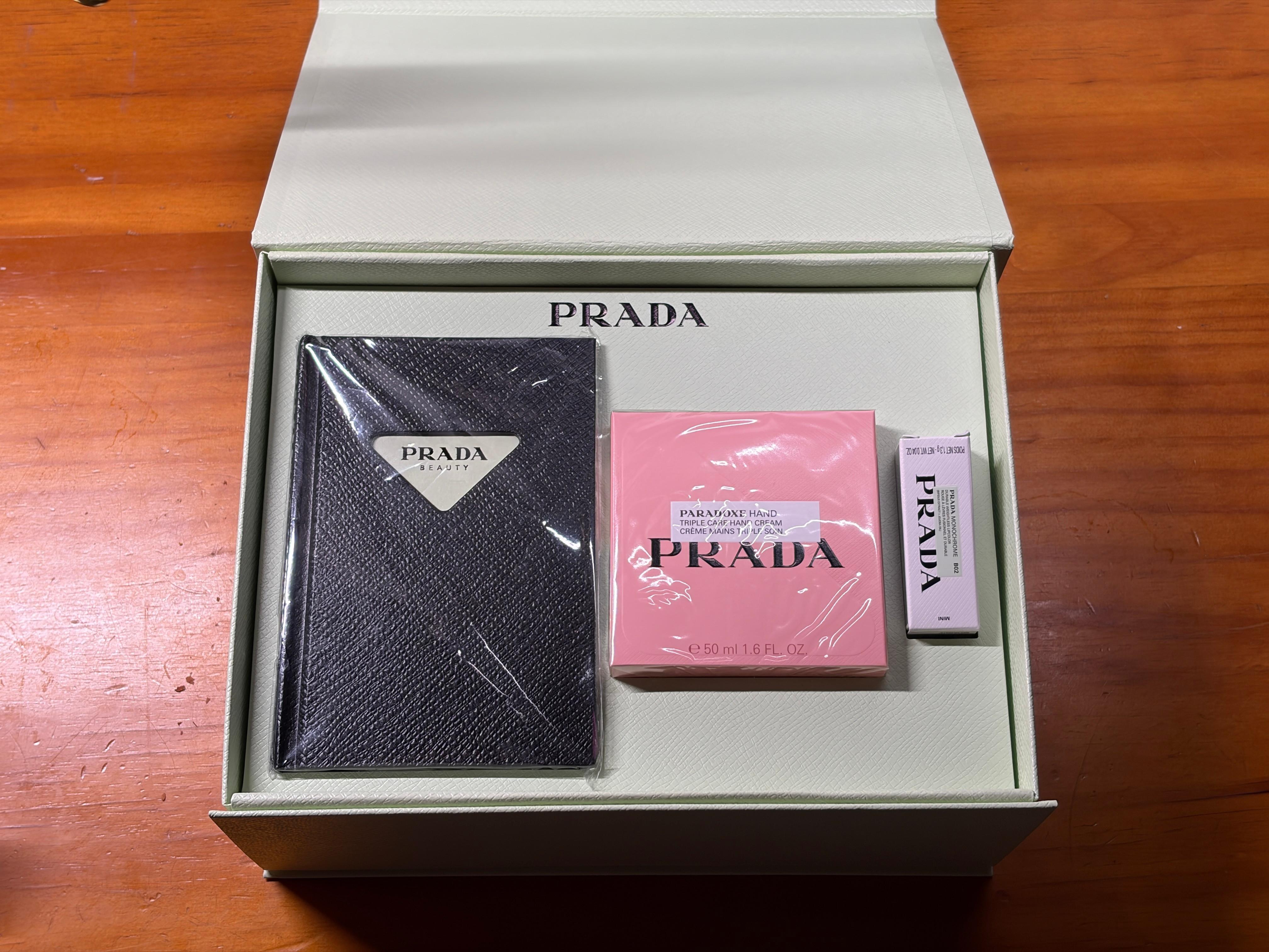 好家伙五菱的中秋礼盒是PRADA的护手霜和唇膏我直接送给媳妇了结果媳妇转手就送给