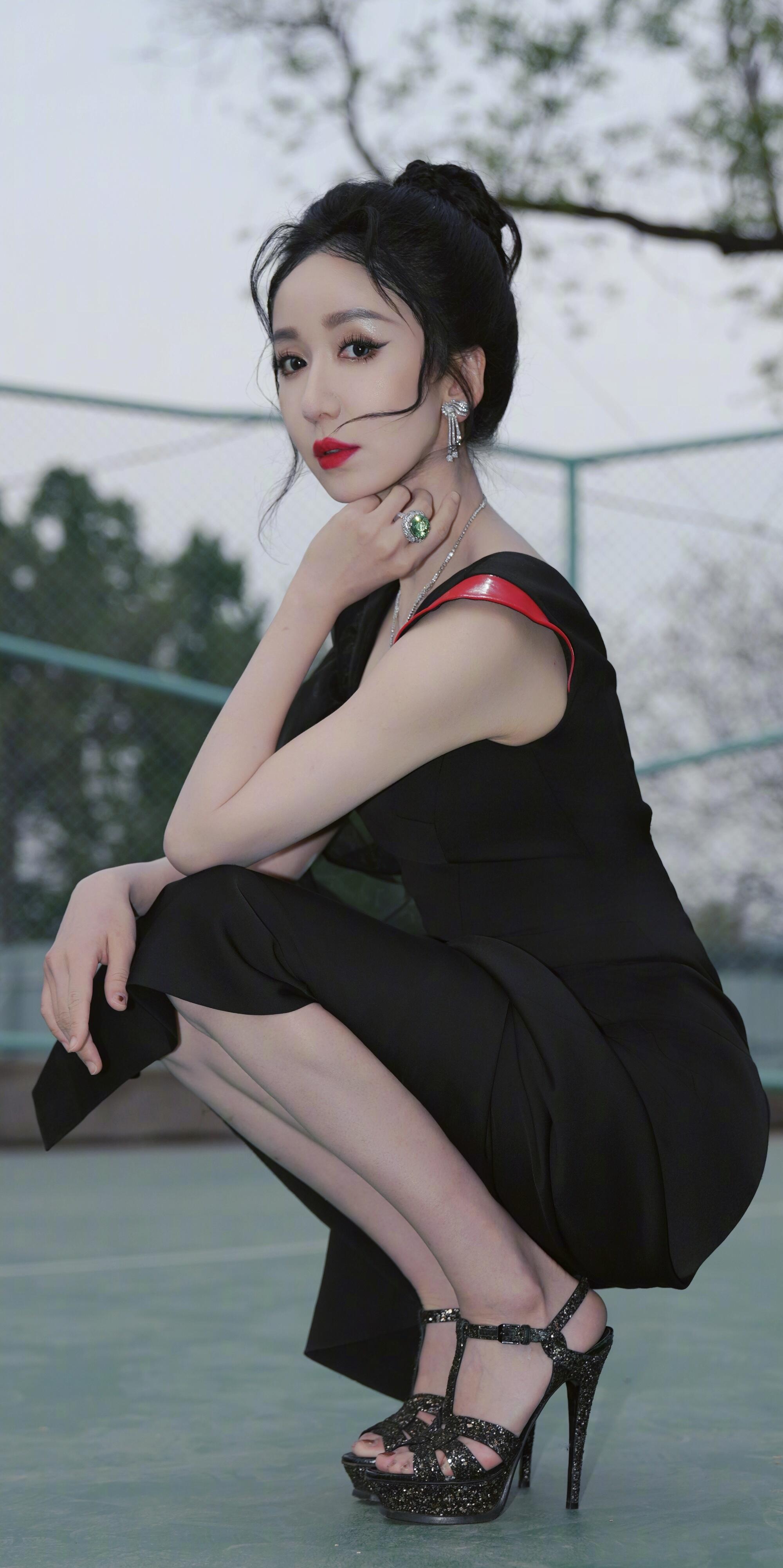 娄艺潇皮肤修得好白