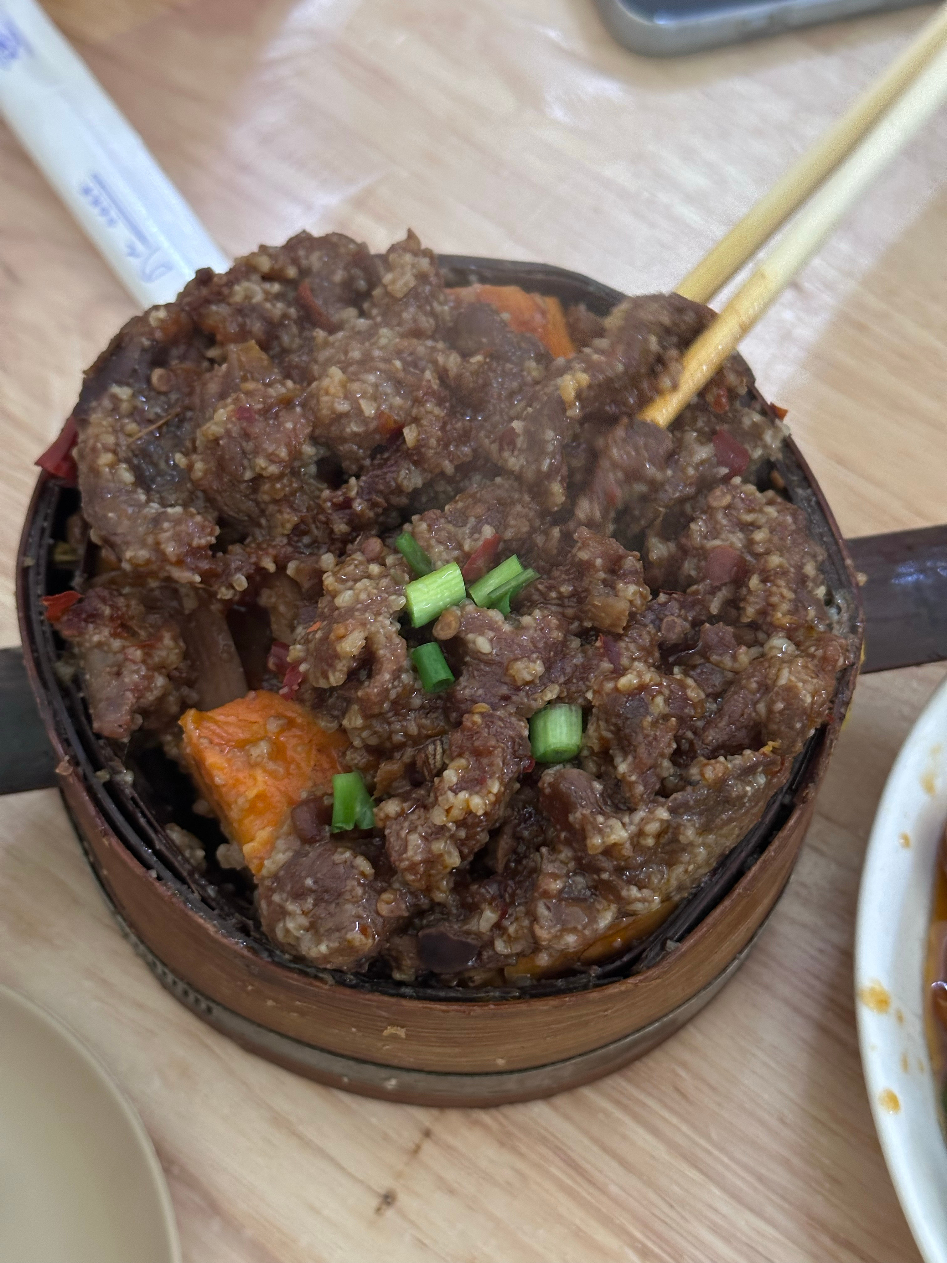 美食家高原品尝湖北的蒸菜，挺有特色，尤其是蒸鳝鱼