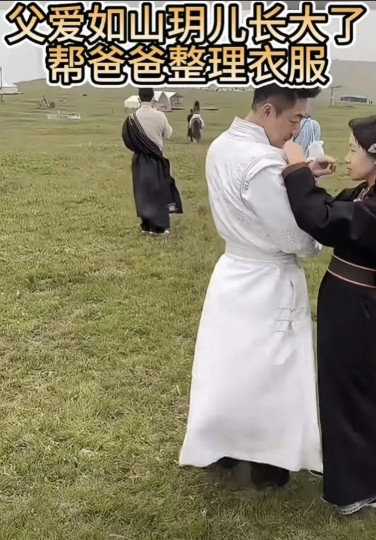 小玥儿亭亭玉立，现在长大了会帮爸爸整理衣服，这个太像大S的感觉了女儿爱不爱爸爸
