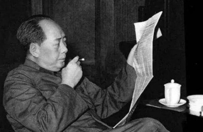 1969年的一次会议上，毛主席看了正在抽雪茄的李先念很久后，说道：先念啊，你抽这