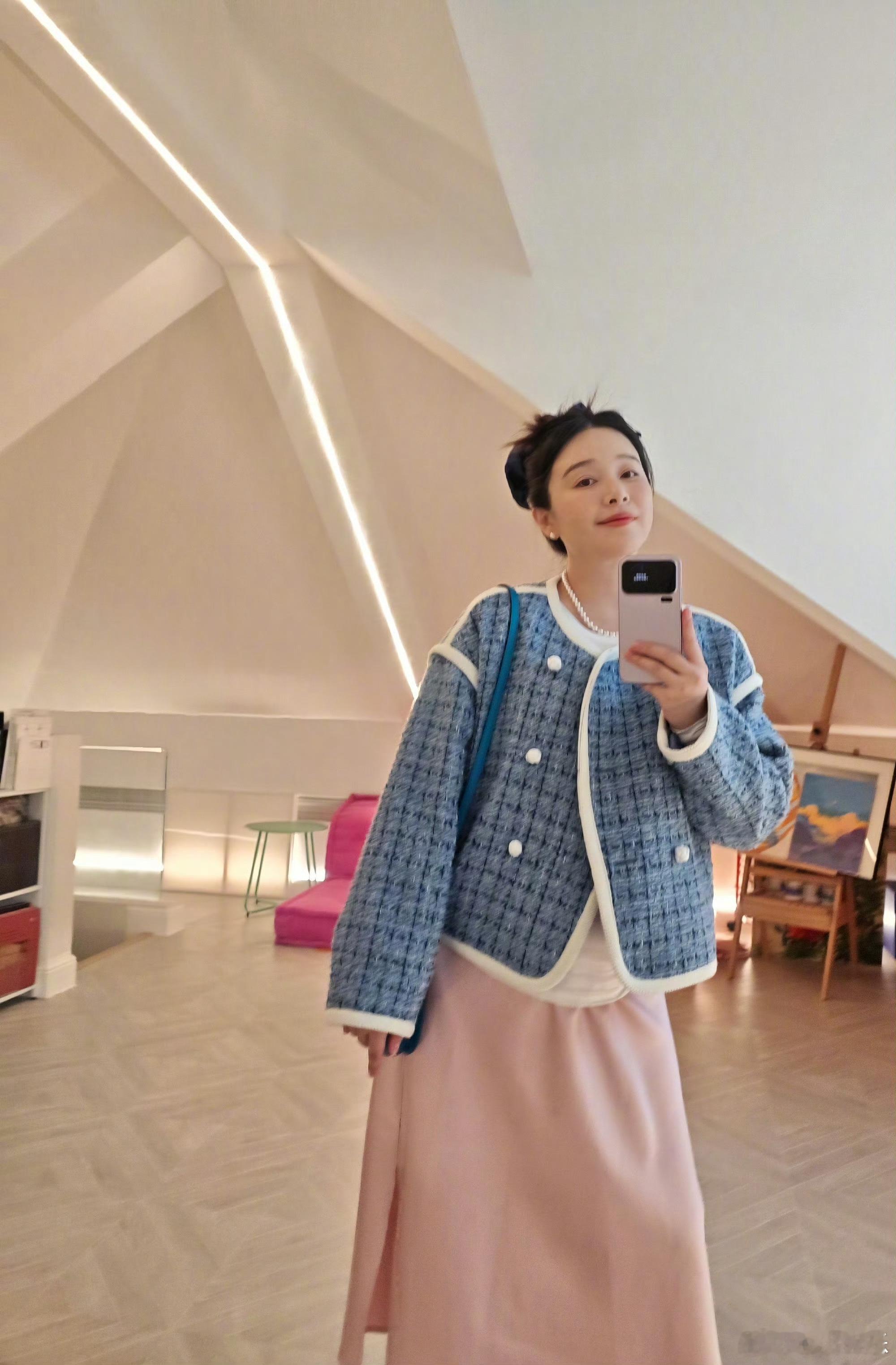 37岁阚清子孕肚圆润隆起超明显！90斤涨到120斤的“甜蜜负担”，四肢依旧纤细，