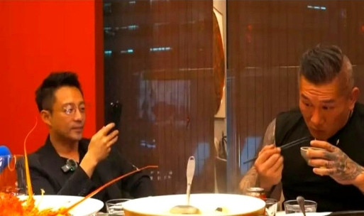 这波操作傻眼了！谁蹭谁的流量？刚开始直播间就五六万人蹲着，汪小菲一露脸，