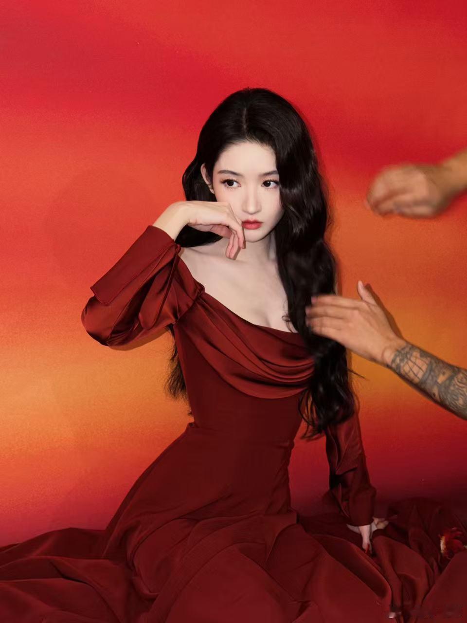 王玉雯温柔成这样每次看到王玉雯的照片都忍不住感叹，这种温柔太难得了！她的红裙美