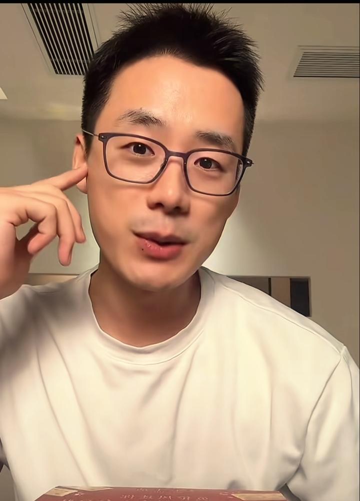 顿顿已经无可救药了。动不动说自己是高富帅，太狂傲了。董宇辉刚火的时候经常拉