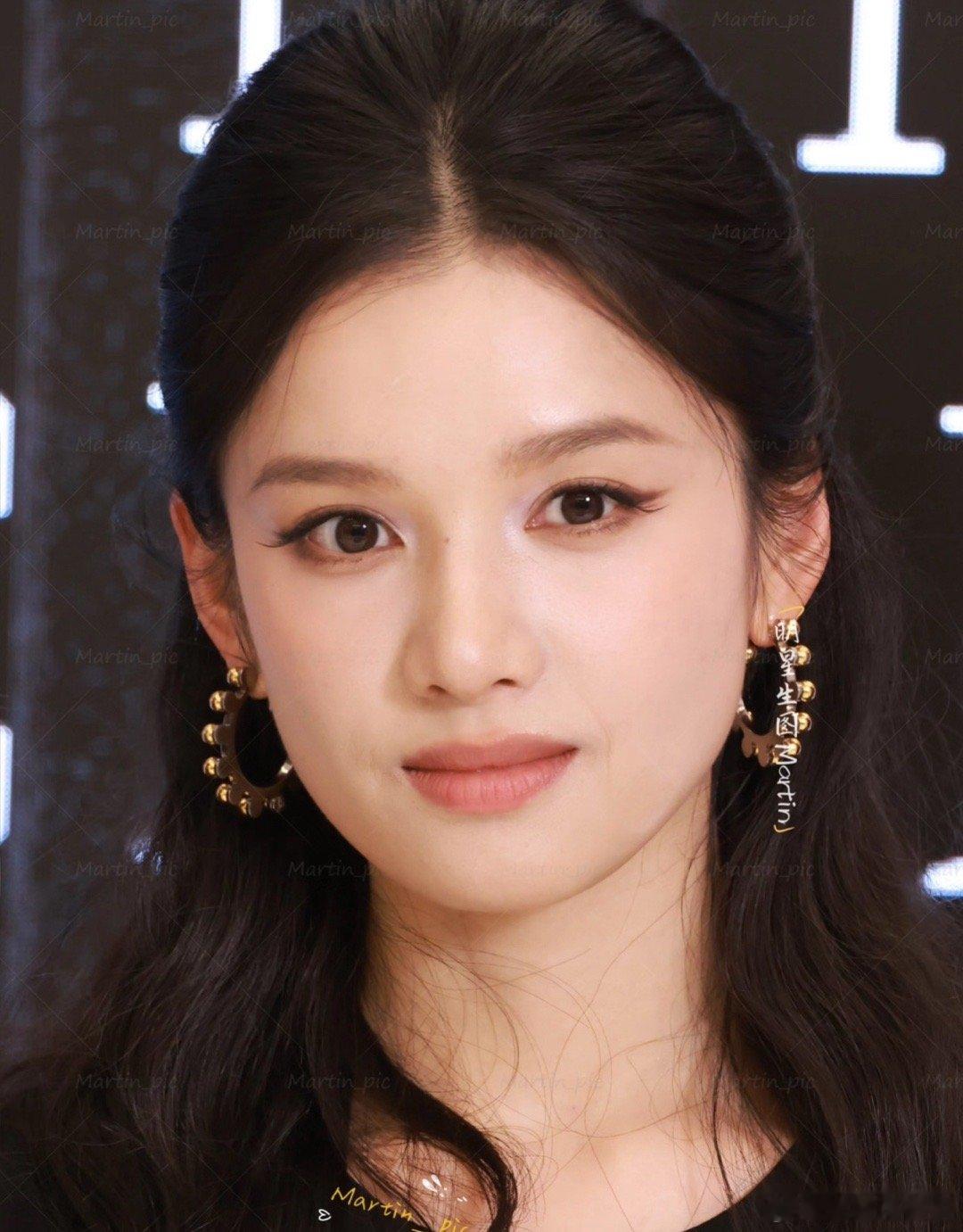 救！张婧仪超绝面部平整度扛住怼脸镜头生图我的妈呀…我们婧仪怎么能这么美啊[苦涩