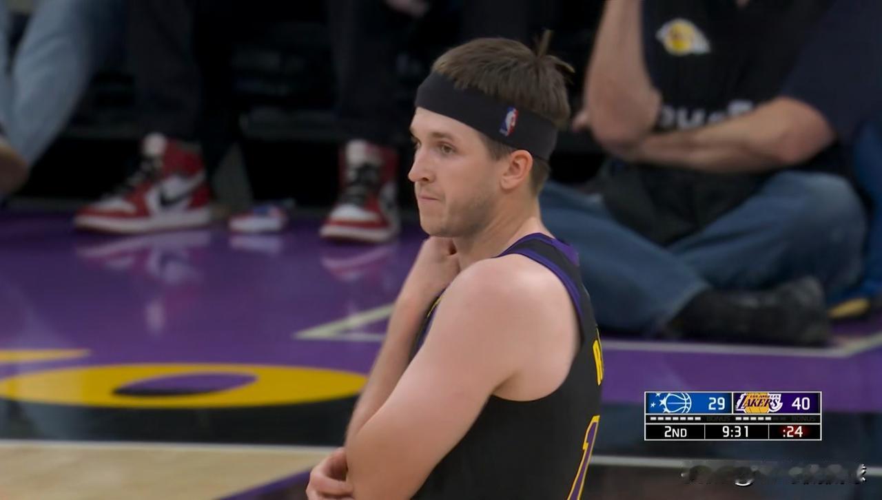 我忍不住要怒喷湖人三当家里弗斯！在今天进行的湖人和魔术的比赛中，目前双方的上半场