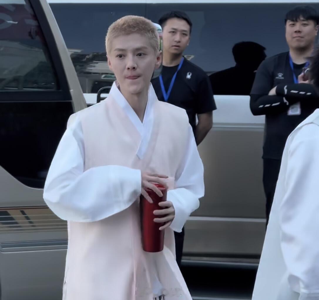 鹿晗鹿晗寸头也好好看！后面两个大哥表情好逗鹿晗‖