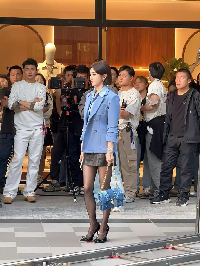 秦岚，脚上为什么缠着绷带