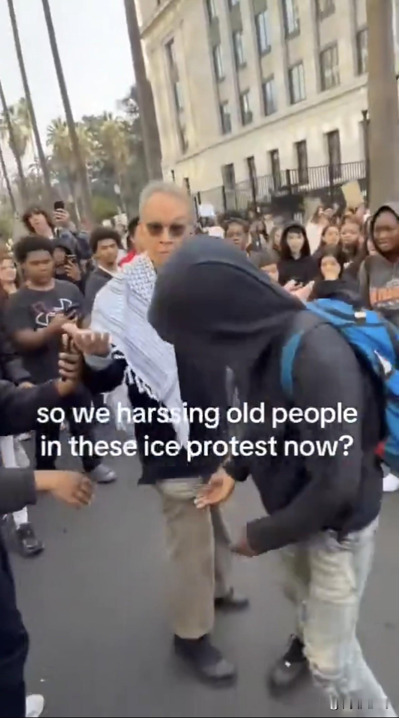 周末美国尴尬的事情发生了在周末IECOut的行动中，有一位亚洲面