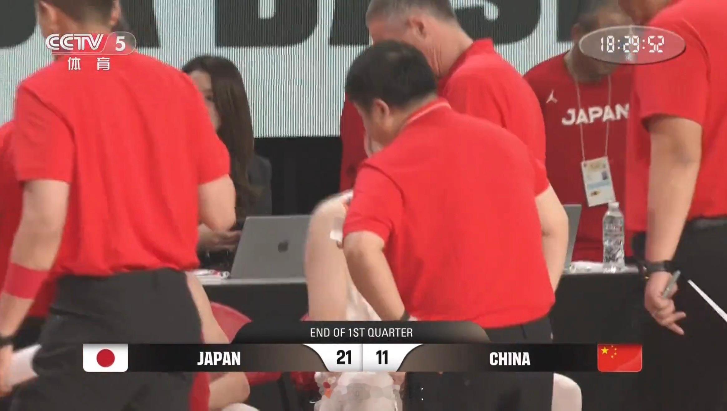 中国男篮vs日本男篮哎，第一节比赛战罢！中国男篮客场11:21日本男篮，防守端做