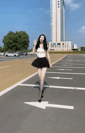 大妹子快回去吧，要不然晒黑了就白瞎了一双大白腿