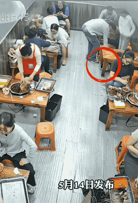 青年男女来餐厅吃饭，自带的雨伞放到餐桌下面，两人一同去趟卫生间时，邻桌女子伸手把