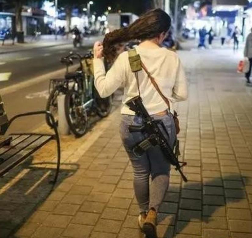 被轰炸之前的以色列民众Vs被轰炸之后的以色列民众！伊朗，只要连续以这样的强