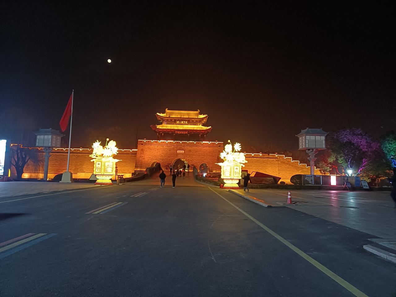 古城夜景华灯照耀映古城，张灯结彩贺新春。（图片来源：老山兰随手拍于腊月十四晚之一