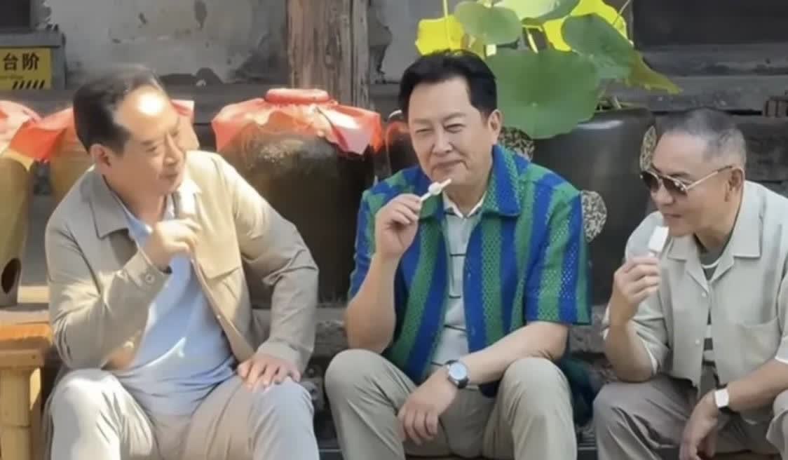 5月13日，唐国强、刘劲、卢奇三位老戏骨一起出现在绍兴黄酒小镇。平时他们在电视里