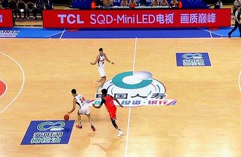 朱芳雨这波操作真是搬起石头砸自己脚！现在网上吵翻了，有人说张文逸这“爱将”太