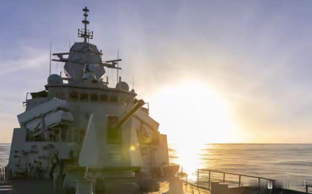 大年初四海空对峙！直-10开应答器高速突入，澳舰为何紧急避让？真不是演习！台