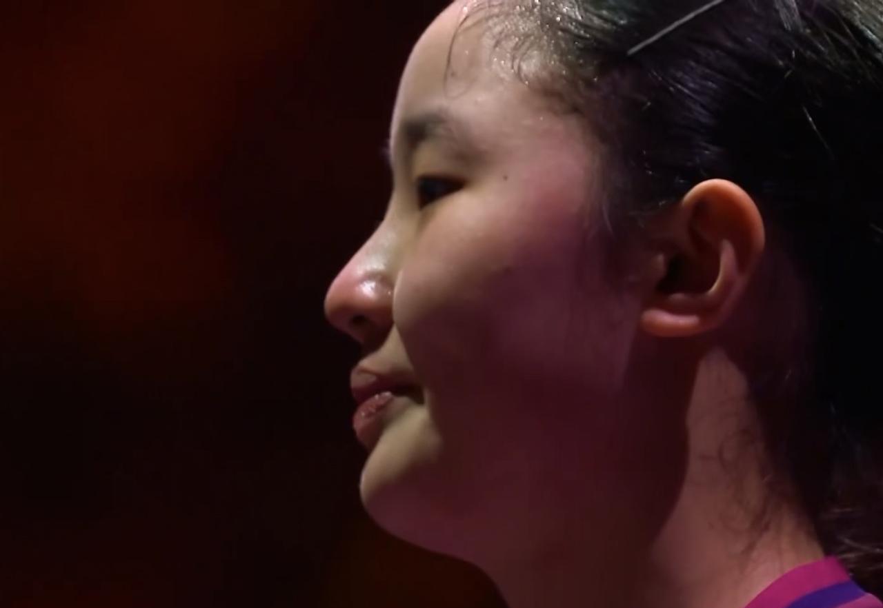张本宇喊暂停的时候，张本美和感觉都快要哭了，眼泪已经在眼眶里打转了，用手装作擦汗
