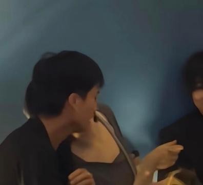 王菲阿那亚音乐节上，男闺蜜Ryan酒后对陈粒等女性动手动脚，被当场推开竖中指，而王菲就在几米外全程冷
