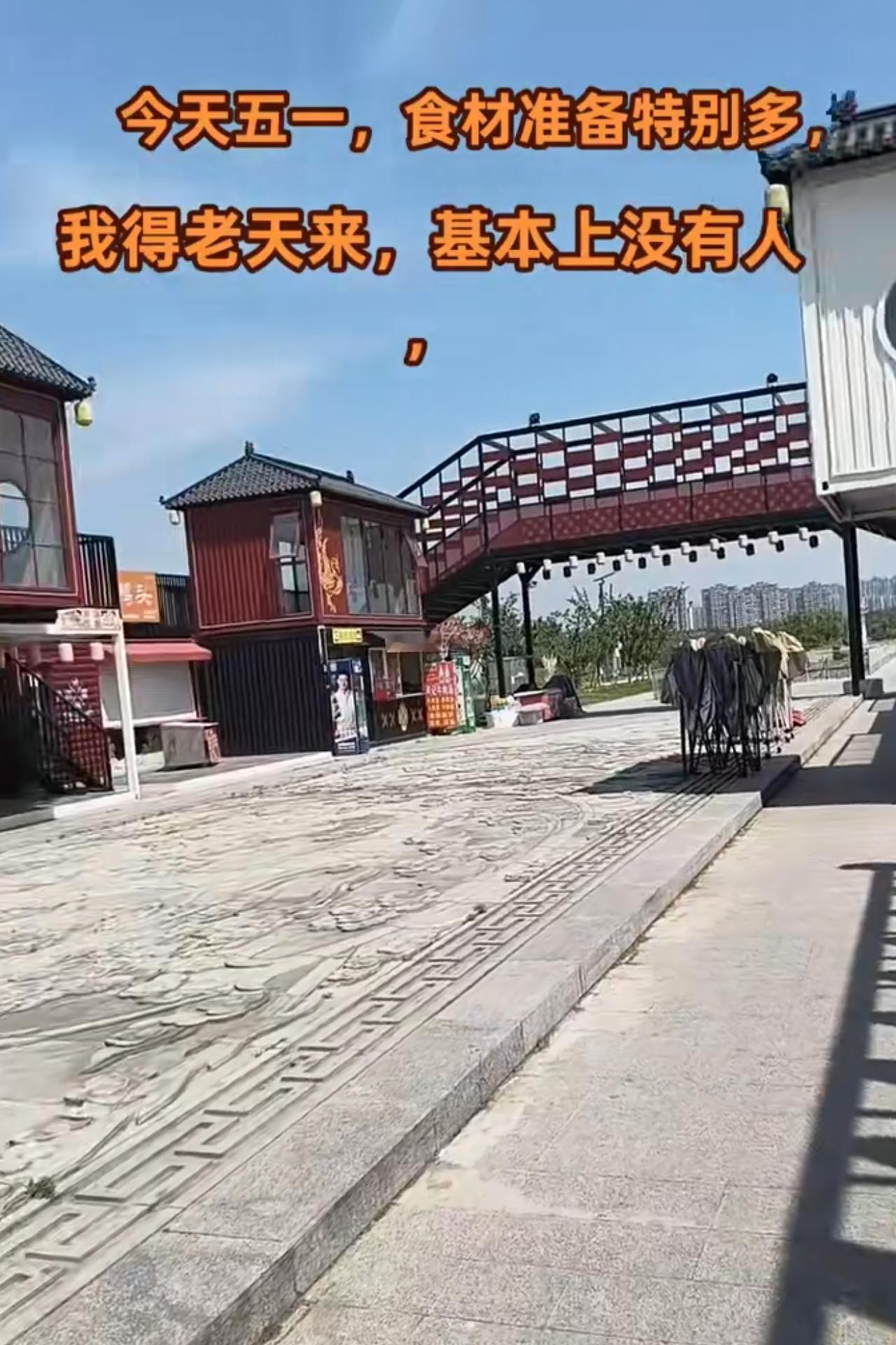 割韭菜的人造景点与千年宋城的古城墙。没有对比就没有伤害，这是一种觉醒