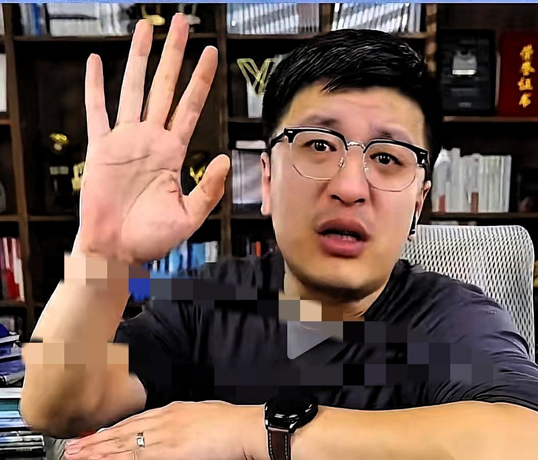 刷到他突然离世的消息我没先感慨世事无常反倒下意识翻出了那张流传很广的手掌照！