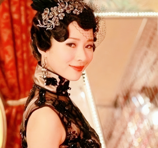 1918年，杜月笙去歌舞厅风流。突然，搂住一15岁舞女，舞女吓得花容失色，赶紧说
