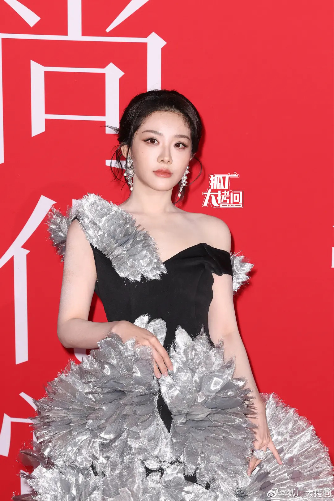 喻言栩栩华生上班路透喻言今天红毯生图感觉比有的95🌸还美​​​