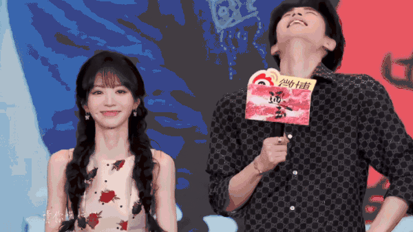 别为难张凌赫了，人家帅直接承认就好，天天找人家的褶子，都不敢大大方方的笑了