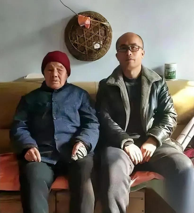 95年山东一男孩每天走30公里上学后来的报恩方式你绝对想不到。当时他