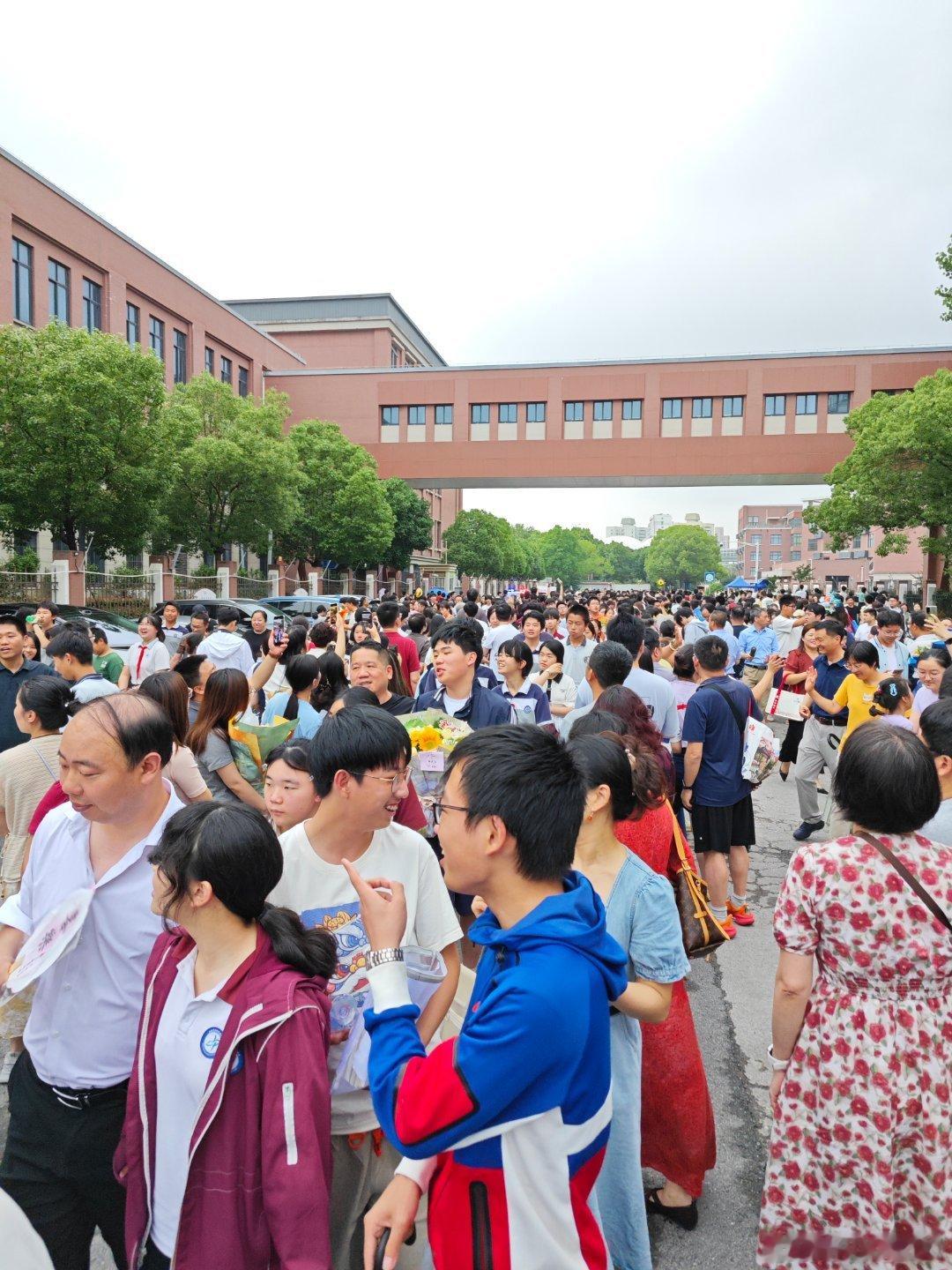 中考结束，拍了两张照。
