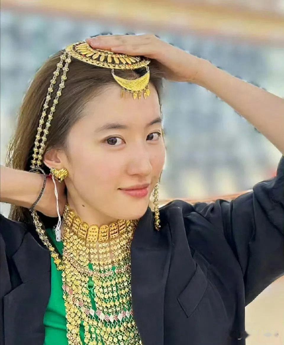 刘亦菲素颜状态太绝，干净脱俗气质撩人，素颜颜值依旧能打，美得干净纯粹。