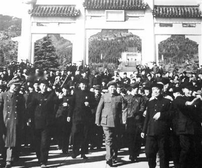 南京解放前夕，孙中山之子孙科对中山陵园的护卫们说：“毛泽东、周恩来对总理先生很尊