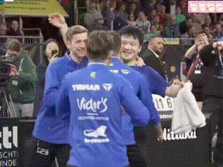 哈哈，赢球真好！瞧瞧这喜庆的画面吧。德国杯萨尔队夺冠后，东东和队友们抱在一起，